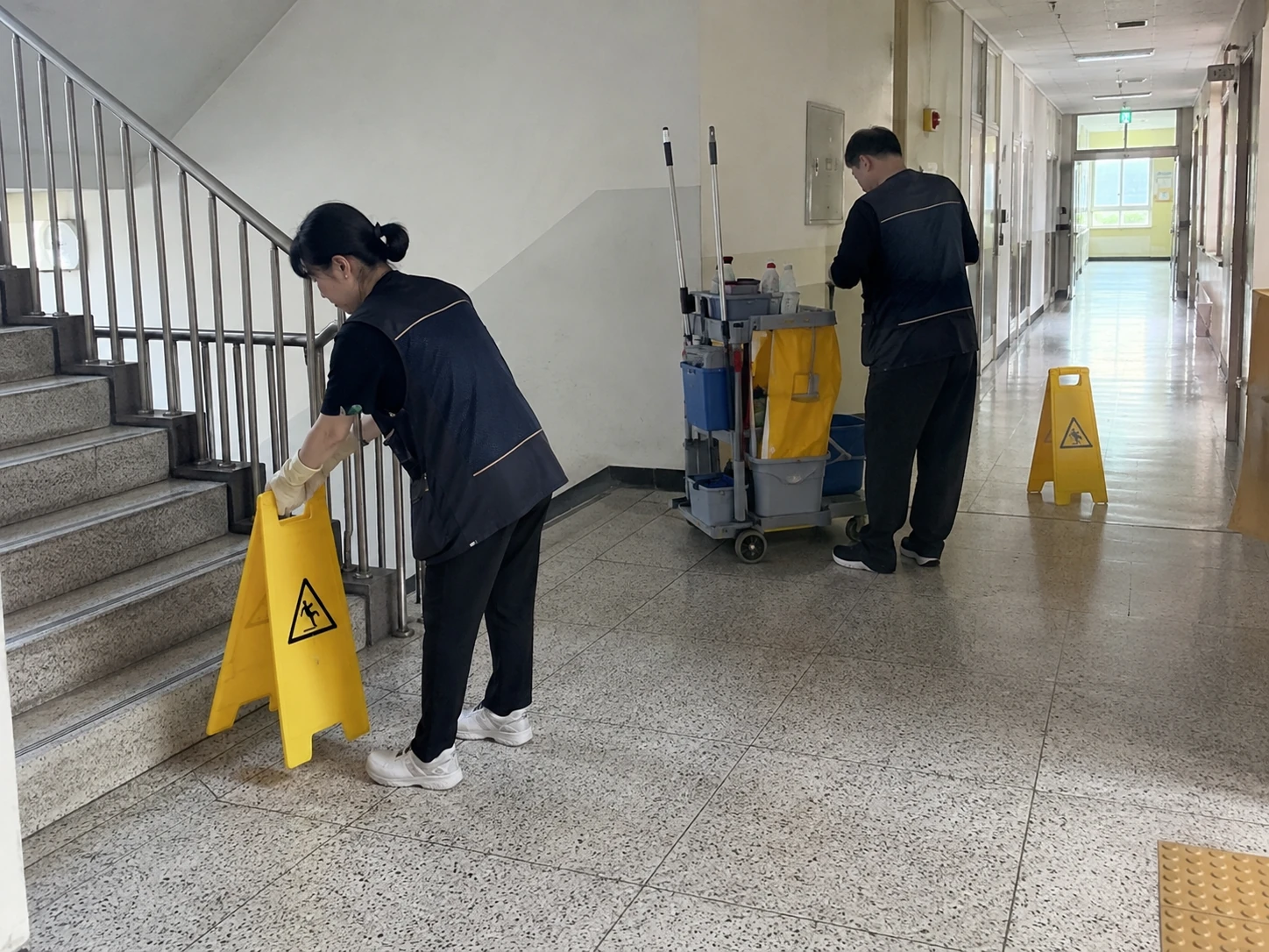 사무실 여성상담원 전화통화 설명용 이미지